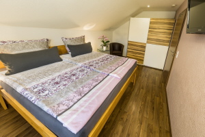 Schalfzimmer mit hohem 2x2Meter Bett Sommerbettwäsche 135x200 Schalfzimmer mit hohem 2x2Meter Bett Sommerbettwäsche 135x200