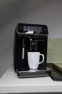 Kaffeevollautomat mit frischen Kaffee Kaffeevollautomat mit frischen Kaffee
