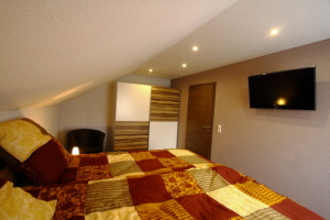 Schlafzimmer mit hohem Bett 200x200, Winter Bettwäsche 155x220, Flachbild-Fernseh, Radiowecker, elektrischer Rollo mit Fliegengitter, im Sommer kühl weil auf dem Dach über dem Schlafzimmer eine Solaranlage ist und die Wärme abhält. Schlafzimmer mit hohem Bett 200x200, Winter Bettwäsche 155x220, Flachbild-Fernseh, Radiowecker, elektrischer Rollo mit Fliegengitter, im Sommer kühl weil auf dem Dach über dem Schlafzimmer eine Solaranlage ist und die Wärme abhält.